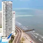 Apto con espectacular vista frente al mar piso 28
